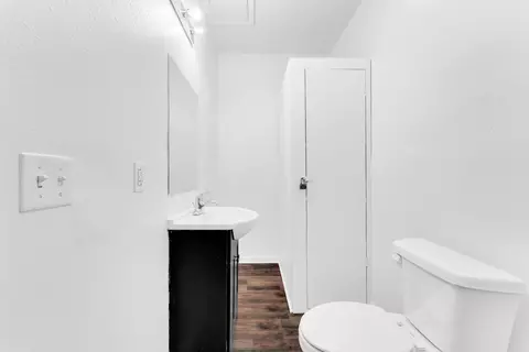 Bath - 1438 E Florida St, Springfield, MO 65803 photo 2 of 4