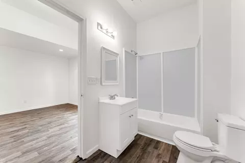 Bath - 1438 E Florida St, Springfield, MO 65803 photo 4 of 4