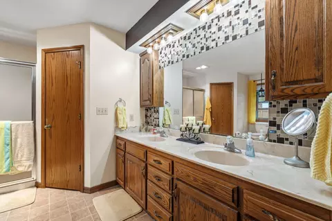 Bath - 1102 Highland Dr, Aurora, MO 65605 photo 1 of 4