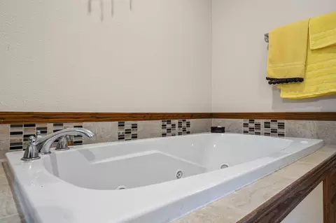 Bath - 1102 Highland Dr, Aurora, MO 65605 photo 3 of 4
