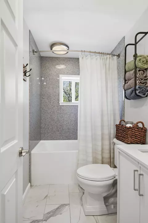 Bath - 2256 E 15th St, Carthage, MO 64836 photo 3 of 7