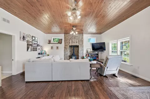 Living - 2256 E 15th St, Carthage, MO 64836 photo 2 of 7