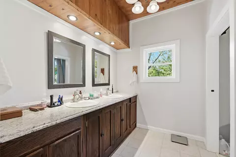 Bath - 2256 E 15th St, Carthage, MO 64836 photo 6 of 7