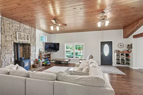 Living - 2256 E 15th St, Carthage, MO 64836 photo 4 of 7