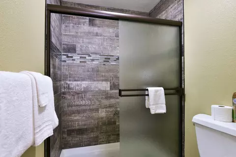 Bath - 200 Golfview Dr #C7, Branson, MO 65616 photo 1 of 3