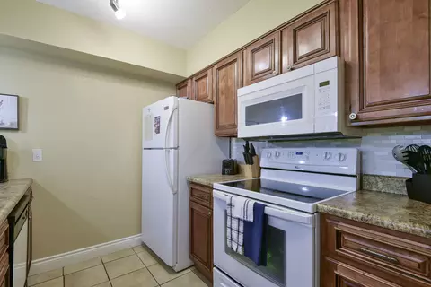 Kitchen - 200 Golfview Dr #C7, Branson, MO 65616 photo 2 of 5