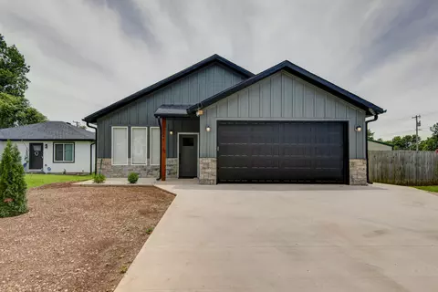 Exterior - 2946 W Olive St, Springfield, MO 65802 photo 4 of 10