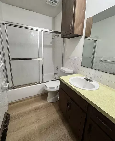 Bath - 2052 S Barcliff Ave, Springfield, MO 65804 photo 1 of 1