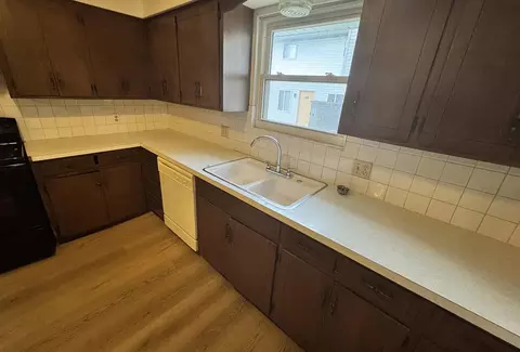Kitchen - 2052 S Barcliff Ave, Springfield, MO 65804 photo 1 of 2