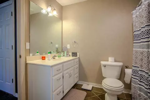 Bath - 2546 S Chapel Dr, Springfield, MO 65809 photo 5 of 5