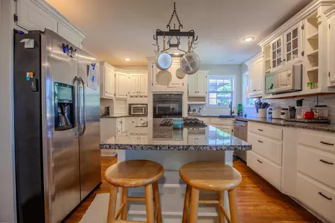 Kitchen - 2546 S Chapel Dr, Springfield, MO 65809 photo 3 of 3