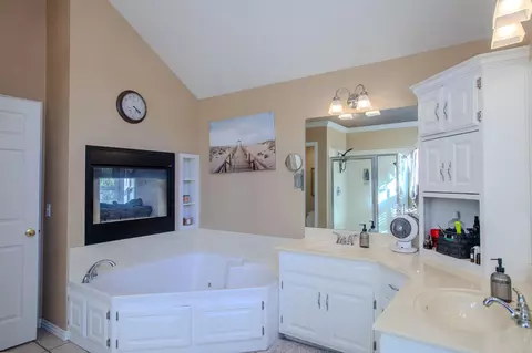 Bath - 2546 S Chapel Dr, Springfield, MO 65809 photo 3 of 5