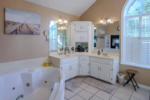 Bath - 2546 S Chapel Dr, Springfield, MO 65809 photo 2 of 5