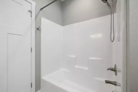 Bath - 1910 E Whetstone Dr, Ozark, MO 65721 photo 6 of 7