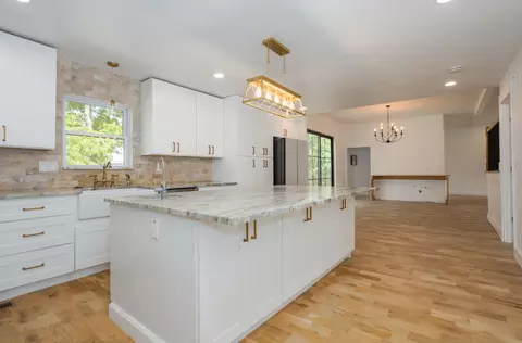 Kitchen - 1665 N State Hwy 125, Rueter, MO 65744 photo 2 of 5
