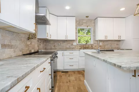 Kitchen - 1665 N State Hwy 125, Rueter, MO 65744 photo 3 of 5