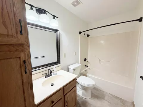Bath - 4210 S Mentor Ave, Springfield, MO 65804 photo 3 of 3