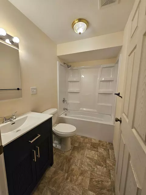 Bath - 314 E Jackson St, Marshfield, MO 65706 photo 1 of 1