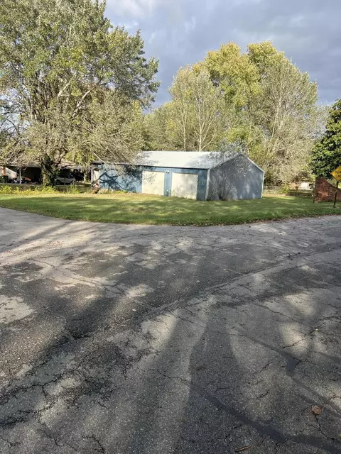 1406 S Mcphail Dr, Aurora, MO 65605 photo 2