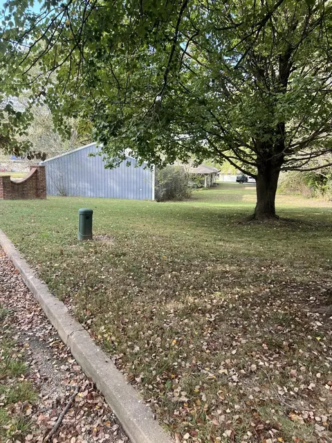 1406 S Mcphail Dr, Aurora, MO 65605 photo 3