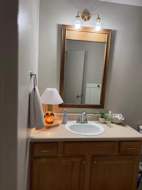 Bath - 918 W Dustin Ln, Nixa, MO 65714 photo 4 of 5