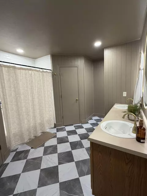 Bath - 918 W Dustin Ln, Nixa, MO 65714 photo 1 of 5
