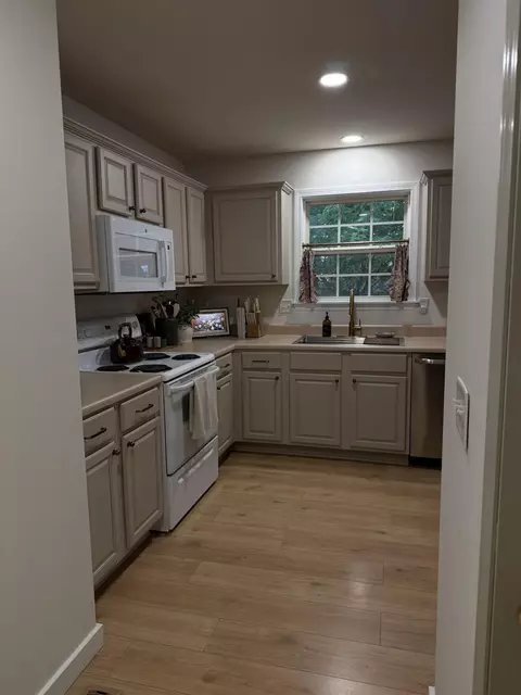 Kitchen - 918 W Dustin Ln, Nixa, MO 65714 photo 2 of 4