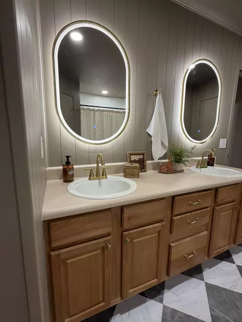 Bath - 918 W Dustin Ln, Nixa, MO 65714 photo 2 of 5