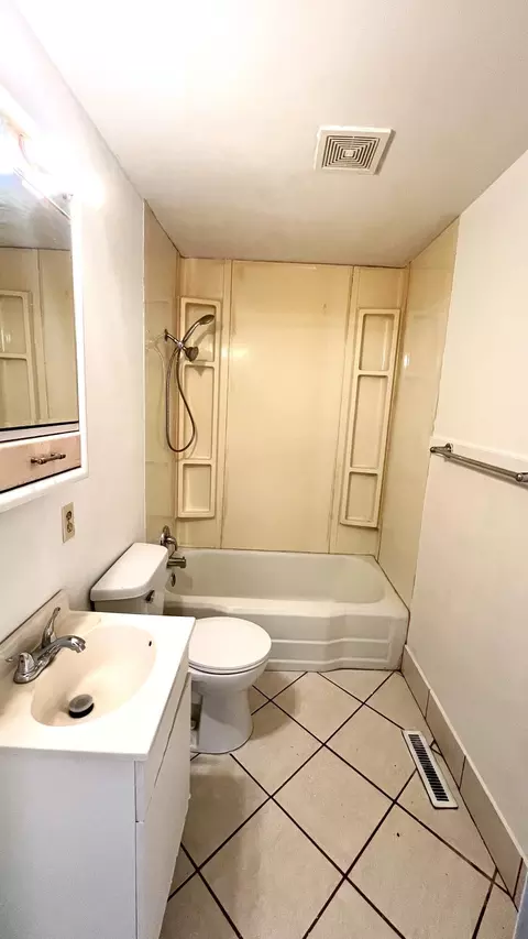 Bath - 1836 S Ferguson Ave, Springfield, MO 65807 photo 1 of 1