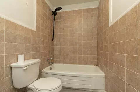 Bath - 309 Jasper St, Aurora, MO 65605 photo 2 of 3
