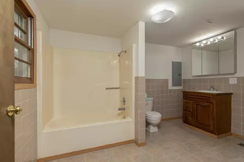 Bath - 309 Jasper St, Aurora, MO 65605 photo 3 of 3