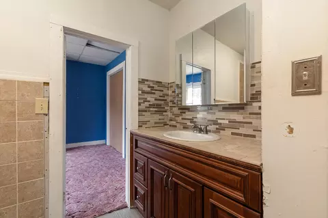 Bath - 309 Jasper St, Aurora, MO 65605 photo 1 of 3