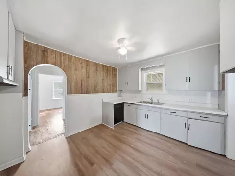 Entry Way - 2303 N Farmer Ave, Springfield, MO 65803 photo 1 of 2