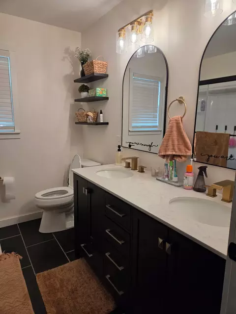 Bath - 909 S Rosewood Dr, Monett, MO 65708 photo 5 of 5