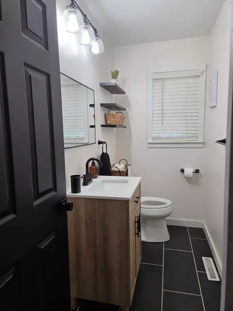 Bath - 909 S Rosewood Dr, Monett, MO 65708 photo 2 of 5