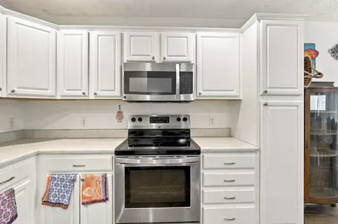 Kitchen - 3327 S Lakeside Ave, Springfield, MO 65804 photo 4 of 4