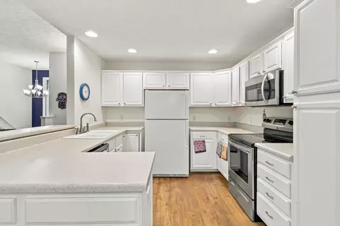 Kitchen - 3327 S Lakeside Ave, Springfield, MO 65804 photo 2 of 4