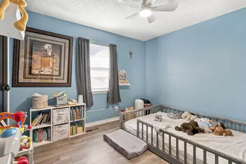 Bedroom - 401 Centennial Dr, Seneca, MO 64865 photo 3 of 6