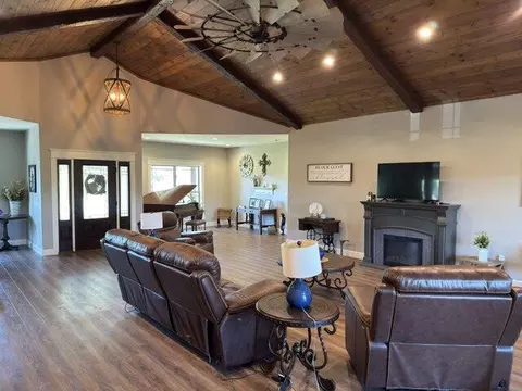 Living - 135 Dunn Rd, Walnut Shade, MO 65771 photo 2 of 3