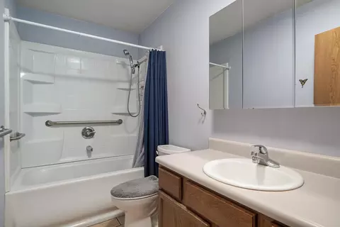 Bath - 917 W Turnberry Blvd, Ozark, MO 65721 photo 3 of 3