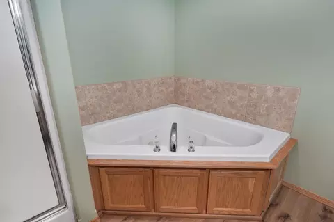 Bath - 629 S Canton Ave, Springfield, MO 65802 photo 3 of 5