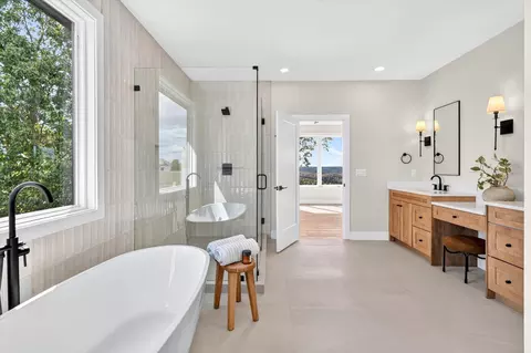 Bath - 349 Sunset Dr, Saddlebrooke, MO 65630 photo 4 of 11