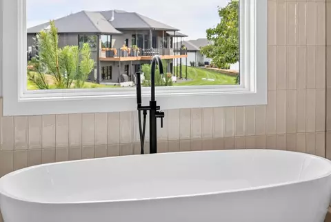 Bath - 349 Sunset Dr, Saddlebrooke, MO 65630 photo 5 of 11