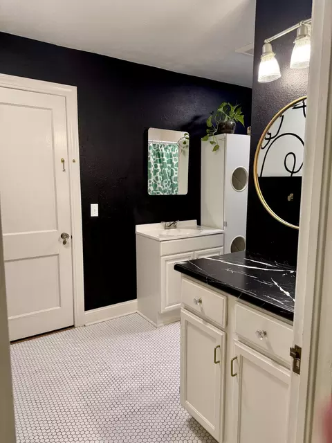Bath - 711 S Fremont Ave, Springfield, MO 65804 photo 4 of 5