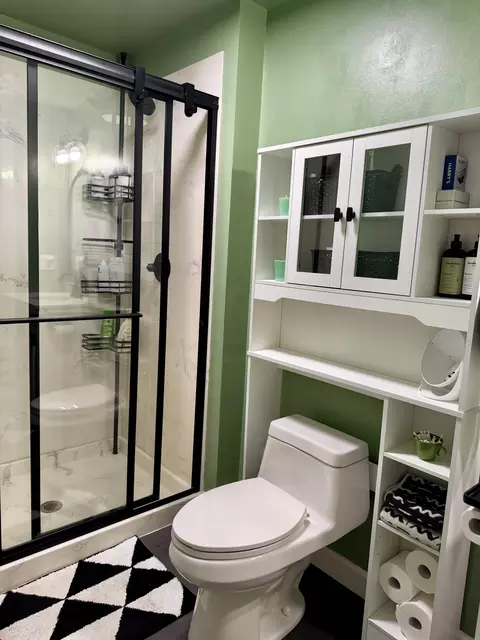 Bath - 711 S Fremont Ave, Springfield, MO 65804 photo 2 of 5