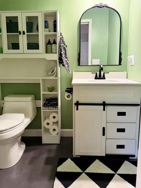 Bath - 711 S Fremont Ave, Springfield, MO 65804 photo 1 of 5