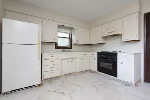 Kitchen - 3237 S Ferguson Ave, Springfield, MO 65807 photo 2 of 2