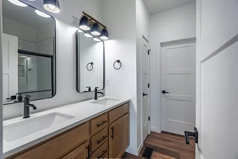 Bath - 2617 W Goldfinch Dr, Ozark, MO 65721 photo 2 of 4