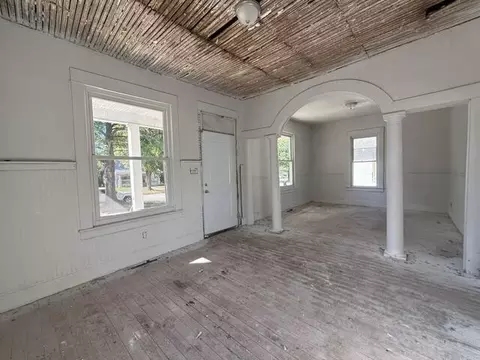 Living - 2038 N Franklin Ave, Springfield, MO 65803 photo 4 of 5