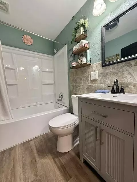 Bath - 1743 S South Ave, Springfield, MO 65807 photo 1 of 2